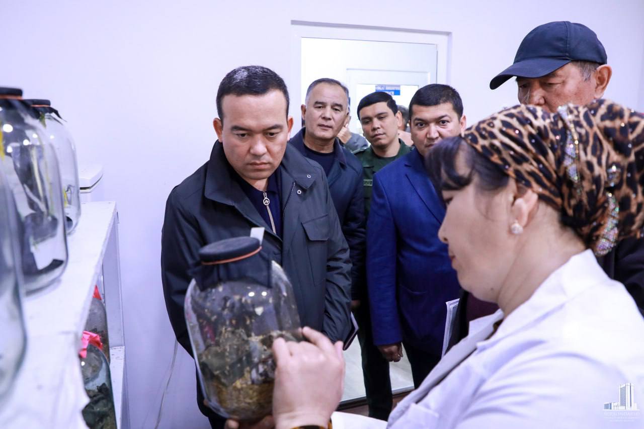 Surxondaryo viloyati hokimi Ulug‘bek Qosimov Sherobod tumanidagi "Sherbek biolaboratoriyasi" xususiy korxonasiga tashrif buyurdi